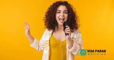 Você é apaixonado por cantar? Sonha em alcançar aquelas notas altas sem esforço ou em hipnotizar uma plateia com a sua voz melodiosa? Então, você veio ao lugar certo. Neste guia abrangente, mergulharemos no cativante mundo da aula de canto, onde a arte do canto é cultivada e aperfeiçoada. Revelando a Beleza da Aula de Canto Aula de canto é uma jornada inestimável de autodescoberta e exploração musical. É uma forma de arte que não apenas traz alegria, mas também aprimora a sua destreza vocal. Dessa forma, este curso é projetado para atender tanto a iniciantes quanto a cantores experientes, tornando-se uma plataforma inclusiva para todos os entusiastas da música. Fundamentos da Aula de Canto Atingindo a Nota Certa: Técnicas Vocais Ao embarcar na sua jornada de aula de canto, é essencial entender as técnicas vocais fundamentais. Essas técnicas estabelecem as bases para a sua destreza vocal: Controle da Respiração: A habilidade de controlar a sua respiração é a pedra angular do canto. Portanto, enfatiza a respiração diafragmática, permitindo que você sustente as notas sem esforço. Afinação e Tom: Alcançar a afinação e o tom corretos é crucial para uma apresentação cativante. Assim, equipa com as habilidades para atingir aquelas notas altas e baixas de forma impecável. Ressonância e Projeção: Ensina como aproveitar a ressonância vocal e projetar a sua voz de forma eficaz, garantindo que a sua plateia ouça cada palavra. Aquecimento Vocal: Preparando o Seu Instrumento Assim como, um atleta se aquece antes de um jogo, um cantor deve preparar o seu instrumento vocal. A aula de canto oferece uma variedade de exercícios de aquecimento vocal que ajudam a prevenir tensões e lesões nas suas cordas vocais. Expansão do Alcance Vocal: Alcançando Novas Alturas Um dos aspectos emocionantes é a oportunidade de expandir o seu alcance vocal. Dessa forma, através de exercícios direcionados, você descobrirá oitavas escondidas e desbloqueará todo o seu potencial vocal. A Arte da Expressão na Aula de Canto Interpretação de Músicas: Transmitindo Emoção A aula de canto não se trata apenas de atingir as notas certas; é sobre transmitir emoção através do seu canto. Nesse sentido, quer você esteja executando uma balada soulful ou uma música pop animada, ensina como se conectar com a sua plateia em um nível mais profundo. Exploração de Estilos e Gêneros Além disso, outro recurso notável da aula de canto é a sua versatilidade. Assim, você pode explorar diversos estilos e gêneros de canto, desde ópera clássica até música pop contemporânea. Essa diversidade permite que você encontre a sua voz e estilo únicos. O Caminho para a Maestria Exercícios Vocais: Construindo Força A aula de canto se trata de prática e dedicação. Os exercícios vocais são uma parte fundamental dessa jornada. No entanto, eles fortalecem as suas cordas vocais, melhoram a agilidade e aprimoram as suas habilidades vocais como um todo. Feedback e Melhoria Para se destacar na aula de canto, o feedback é inestimável. Em suma, os instrutores fornecem feedback construtivo para ajudá-lo a identificar áreas de melhoria e aprimorar continuamente as suas técnicas vocais. Acompanhe e leia mais Artigos aqui no nosso Site! Perguntas Frequentes sobre a Aula de Canto 1. A aula de canto é adequada para iniciantes? Sim, pois atende a indivíduos de todos os níveis de habilidade, incluindo iniciantes que estão começando a sua jornada no canto. 2. Quanto tempo leva para ver melhorias no meu canto? A velocidade das melhorias varia de pessoa para pessoa. No entanto, com prática consistente e dedicação, você pode esperar ver melhorias significativas dentro de alguns meses. 3. Os programas de aula de canto online são tão eficazes quanto as aulas presenciais? Portanto, sim, os programas podem ser altamente eficazes. Eles oferecem flexibilidade e conveniência, permitindo que você aprenda no seu próprio ritmo, no conforto da sua casa. 4. A aula de canto pode me ajudar a me tornar um cantor profissional? Certamente pode ajudá-lo a desenvolver as habilidades e técnicas necessárias para uma carreira de cantor. Desse modo, tornar-se um cantor profissional também depende da sua determinação, das oportunidades e do networking na indústria da música. 5. A aula de canto é adequada para crianças? Muitos programas oferecem aulas especializadas para crianças. Dessa forma, é uma maneira fantástica para jovens aspirantes a cantores desenvolverem o seu talento e confiança. 6. Como posso encontrar o programa de aula de canto certo para mim? Para encontrar o programa certo, leve em consideração os seus objetivos, orçamento e o estilo de ensino que melhor se adapte a você. Desse modo. Pesquise diferentes programas, leia avaliações e até mesmo experimente aulas gratuitas para determinar qual deles atende às suas necessidades. Conclusão A aula de canto é a sua porta de entrada para um mundo de encantamento musical e maestria vocal. Portanto, seja você um novato ou um cantor experiente, esta jornada transformadora oferece as ferramentas e o conhecimento de que você precisa para levar as suas habilidades vocais a novas alturas. Assim, explore as possibilidades infinitas e desbloqueie todo o potencial da sua voz hoje.