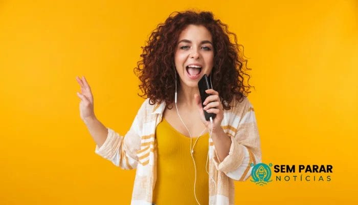 Você é apaixonado por cantar? Sonha em alcançar aquelas notas altas sem esforço ou em hipnotizar uma plateia com a sua voz melodiosa? Então, você veio ao lugar certo. Neste guia abrangente, mergulharemos no cativante mundo da aula de canto, onde a arte do canto é cultivada e aperfeiçoada. Revelando a Beleza da Aula de Canto Aula de canto é uma jornada inestimável de autodescoberta e exploração musical. É uma forma de arte que não apenas traz alegria, mas também aprimora a sua destreza vocal. Dessa forma, este curso é projetado para atender tanto a iniciantes quanto a cantores experientes, tornando-se uma plataforma inclusiva para todos os entusiastas da música. Fundamentos da Aula de Canto Atingindo a Nota Certa: Técnicas Vocais Ao embarcar na sua jornada de aula de canto, é essencial entender as técnicas vocais fundamentais. Essas técnicas estabelecem as bases para a sua destreza vocal: Controle da Respiração: A habilidade de controlar a sua respiração é a pedra angular do canto. Portanto, enfatiza a respiração diafragmática, permitindo que você sustente as notas sem esforço. Afinação e Tom: Alcançar a afinação e o tom corretos é crucial para uma apresentação cativante. Assim, equipa com as habilidades para atingir aquelas notas altas e baixas de forma impecável. Ressonância e Projeção: Ensina como aproveitar a ressonância vocal e projetar a sua voz de forma eficaz, garantindo que a sua plateia ouça cada palavra. Aquecimento Vocal: Preparando o Seu Instrumento Assim como, um atleta se aquece antes de um jogo, um cantor deve preparar o seu instrumento vocal. A aula de canto oferece uma variedade de exercícios de aquecimento vocal que ajudam a prevenir tensões e lesões nas suas cordas vocais. Expansão do Alcance Vocal: Alcançando Novas Alturas Um dos aspectos emocionantes é a oportunidade de expandir o seu alcance vocal. Dessa forma, através de exercícios direcionados, você descobrirá oitavas escondidas e desbloqueará todo o seu potencial vocal. A Arte da Expressão na Aula de Canto Interpretação de Músicas: Transmitindo Emoção A aula de canto não se trata apenas de atingir as notas certas; é sobre transmitir emoção através do seu canto. Nesse sentido, quer você esteja executando uma balada soulful ou uma música pop animada, ensina como se conectar com a sua plateia em um nível mais profundo. Exploração de Estilos e Gêneros Além disso, outro recurso notável da aula de canto é a sua versatilidade. Assim, você pode explorar diversos estilos e gêneros de canto, desde ópera clássica até música pop contemporânea. Essa diversidade permite que você encontre a sua voz e estilo únicos. O Caminho para a Maestria Exercícios Vocais: Construindo Força A aula de canto se trata de prática e dedicação. Os exercícios vocais são uma parte fundamental dessa jornada. No entanto, eles fortalecem as suas cordas vocais, melhoram a agilidade e aprimoram as suas habilidades vocais como um todo. Feedback e Melhoria Para se destacar na aula de canto, o feedback é inestimável. Em suma, os instrutores fornecem feedback construtivo para ajudá-lo a identificar áreas de melhoria e aprimorar continuamente as suas técnicas vocais. Acompanhe e leia mais Artigos aqui no nosso Site! Perguntas Frequentes sobre a Aula de Canto 1. A aula de canto é adequada para iniciantes? Sim, pois atende a indivíduos de todos os níveis de habilidade, incluindo iniciantes que estão começando a sua jornada no canto. 2. Quanto tempo leva para ver melhorias no meu canto? A velocidade das melhorias varia de pessoa para pessoa. No entanto, com prática consistente e dedicação, você pode esperar ver melhorias significativas dentro de alguns meses. 3. Os programas de aula de canto online são tão eficazes quanto as aulas presenciais? Portanto, sim, os programas podem ser altamente eficazes. Eles oferecem flexibilidade e conveniência, permitindo que você aprenda no seu próprio ritmo, no conforto da sua casa. 4. A aula de canto pode me ajudar a me tornar um cantor profissional? Certamente pode ajudá-lo a desenvolver as habilidades e técnicas necessárias para uma carreira de cantor. Desse modo, tornar-se um cantor profissional também depende da sua determinação, das oportunidades e do networking na indústria da música. 5. A aula de canto é adequada para crianças? Muitos programas oferecem aulas especializadas para crianças. Dessa forma, é uma maneira fantástica para jovens aspirantes a cantores desenvolverem o seu talento e confiança. 6. Como posso encontrar o programa de aula de canto certo para mim? Para encontrar o programa certo, leve em consideração os seus objetivos, orçamento e o estilo de ensino que melhor se adapte a você. Desse modo. Pesquise diferentes programas, leia avaliações e até mesmo experimente aulas gratuitas para determinar qual deles atende às suas necessidades. Conclusão A aula de canto é a sua porta de entrada para um mundo de encantamento musical e maestria vocal. Portanto, seja você um novato ou um cantor experiente, esta jornada transformadora oferece as ferramentas e o conhecimento de que você precisa para levar as suas habilidades vocais a novas alturas. Assim, explore as possibilidades infinitas e desbloqueie todo o potencial da sua voz hoje.